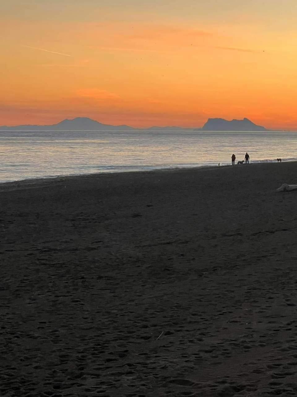 Apartment Beachfront Accommodation Estepona Exterior photo